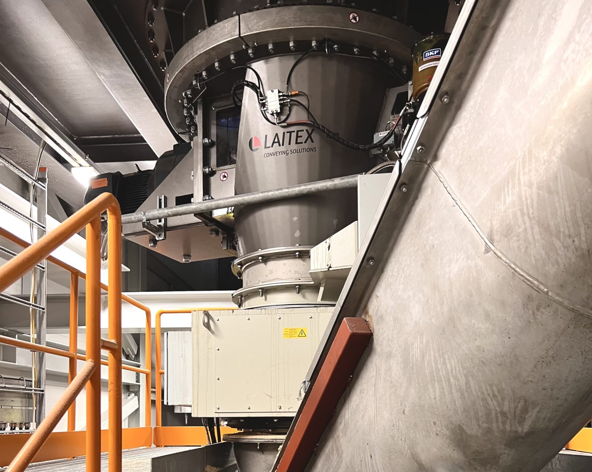 Behind a silo discharger and a screw conveyor in high angle.
