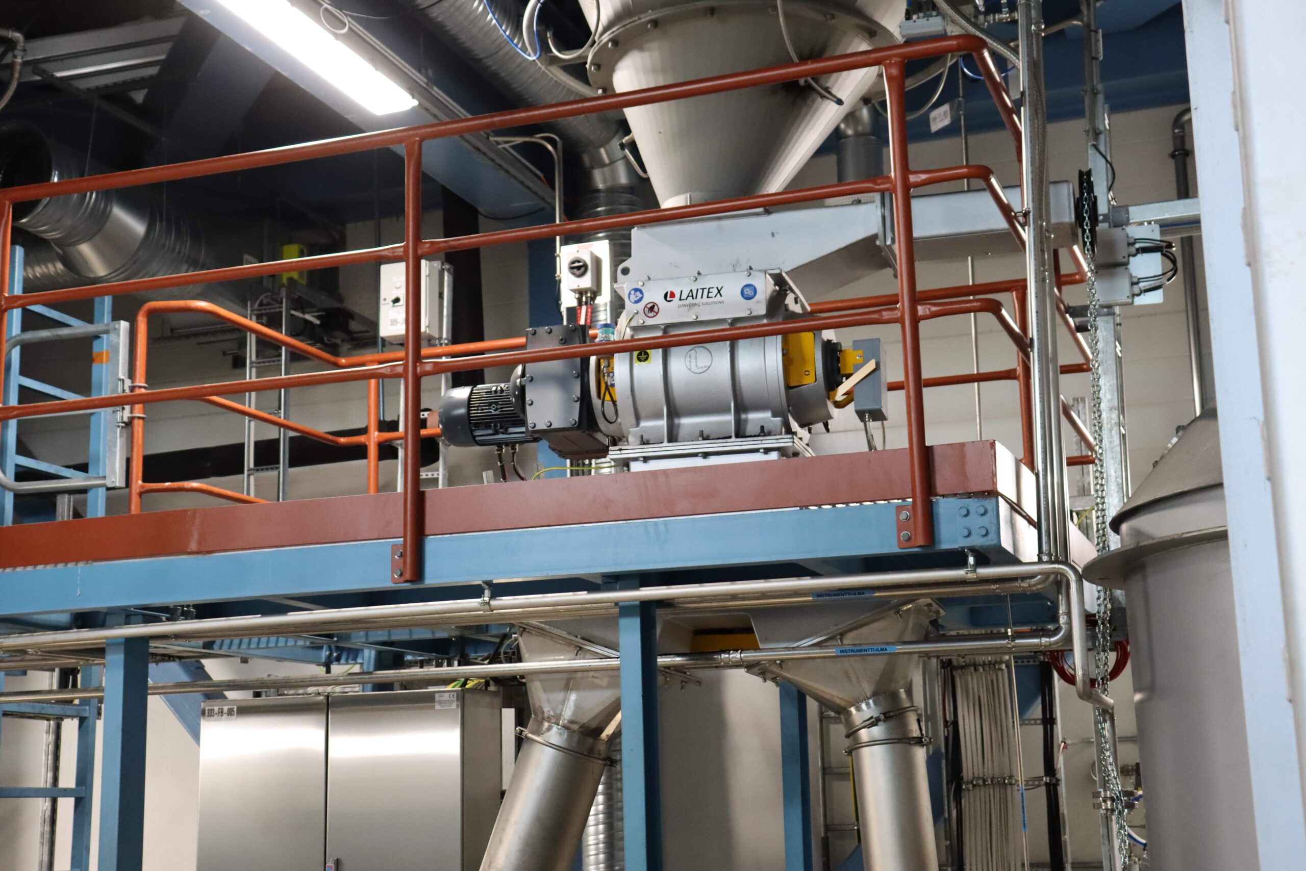 Rotary feeder for activated carbon and unloading it to big bags.