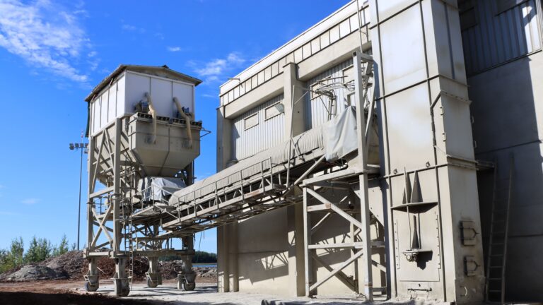 Ship unloading equipment for cement.