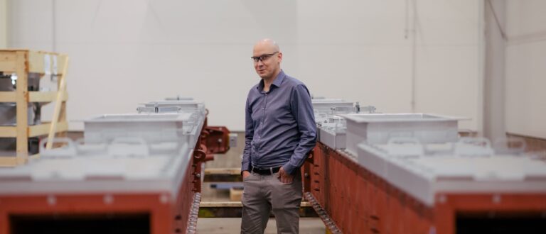 Myyntipäällikkö Oskar Tjeder ja kaksi punaista kolakuljetin.